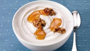 bu-ikili-sabaha-100-sarjla-baslamanizi-saglayacak-cevizli-yogurt-faydalari-FhtmFgBh.jpg