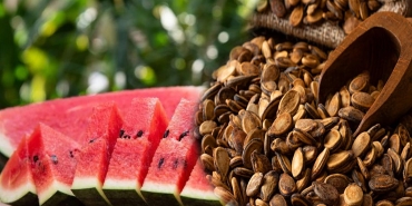 karpuz-cekirdeginin-faydalari-nelerdir-neye-iyi-gelir-kavrulmus-ve-haslanmis-karpuz-cekirdegi-Axmdj2ly.jpg