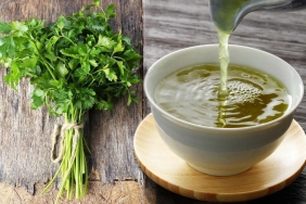 kaynamis-maydanoz-suyunun-faydalari-maydanoz-suyu-nasil-yapilir-yatmadan-once-icilir-mi-ltTZEJQD.jpg