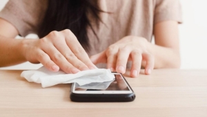 kolonya-ile-telefon-temizlenir-mi-telefon-nasil-temizlenmeli-vKrMDHcr.jpg