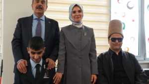 bakan-tekin-ve-bakan-goktasin-kani-karaca-gorme-engelliler-imam-hatip-lisesine-ziyareti-45PV9Z22.jpg