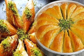 enfes-ev-baklavasi-tarifi-lezzetli-yalanci-baklava-ve-gul-baklava-nasil-yapilir-MyBUUkLU.jpg